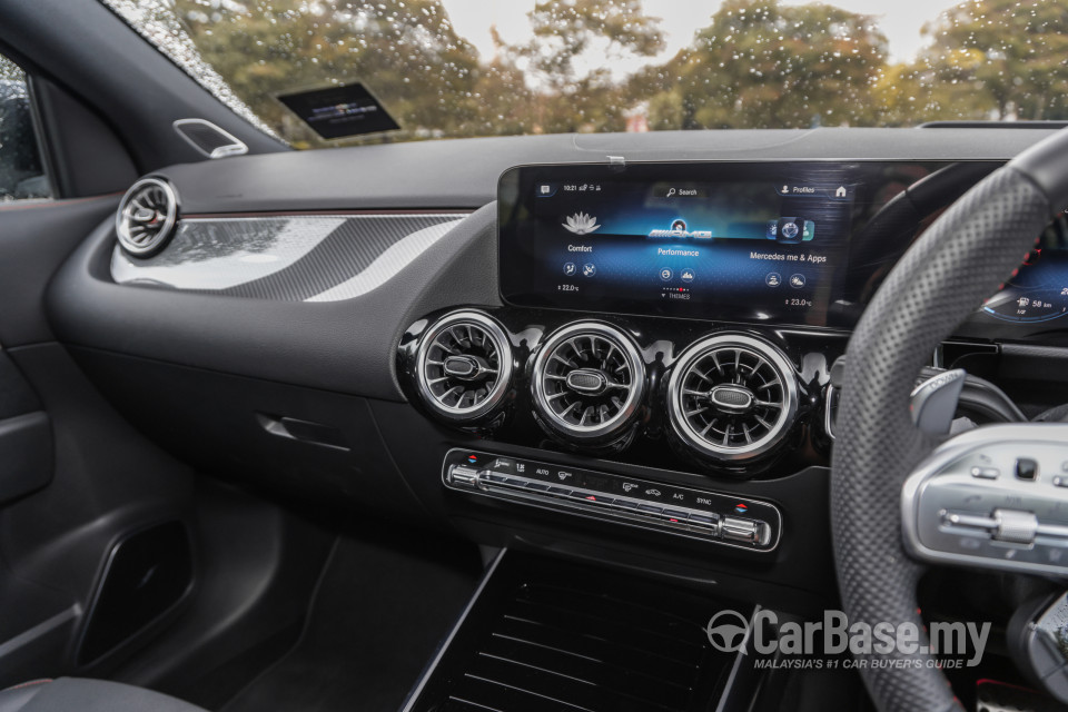 Mercedes-Benz AMG GLA H247 (2022) Interior