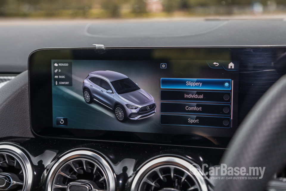 Mercedes-Benz AMG GLA H247 (2022) Interior