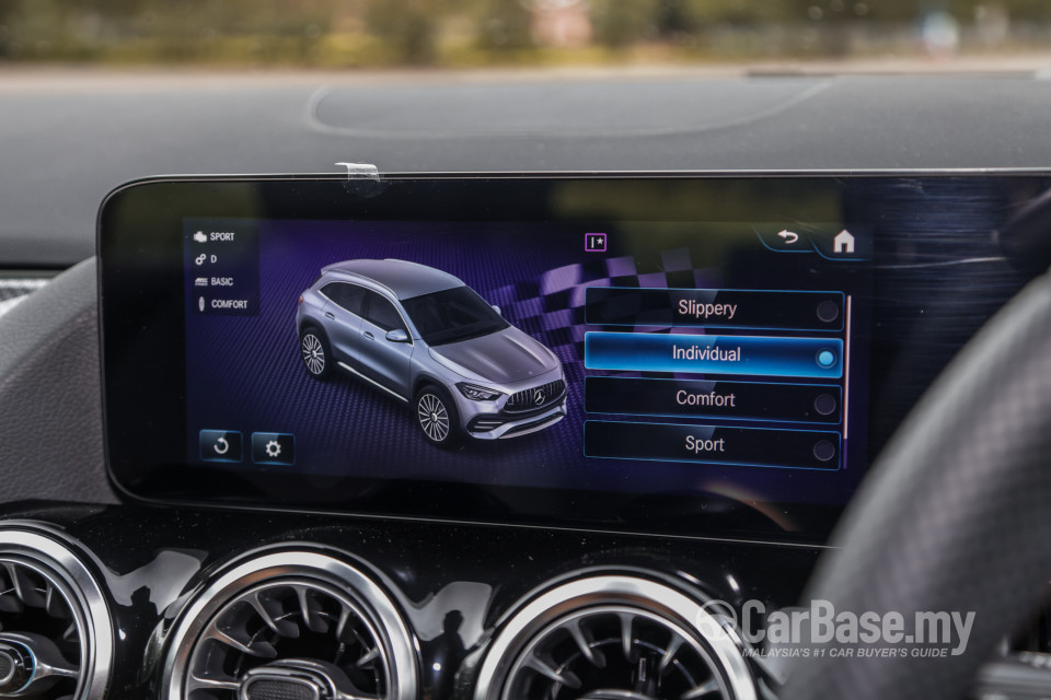 Mercedes-Benz AMG GLA H247 (2022) Interior