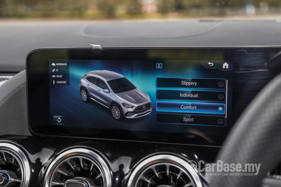 Mercedes-Benz AMG GLA H247 (2022) Interior