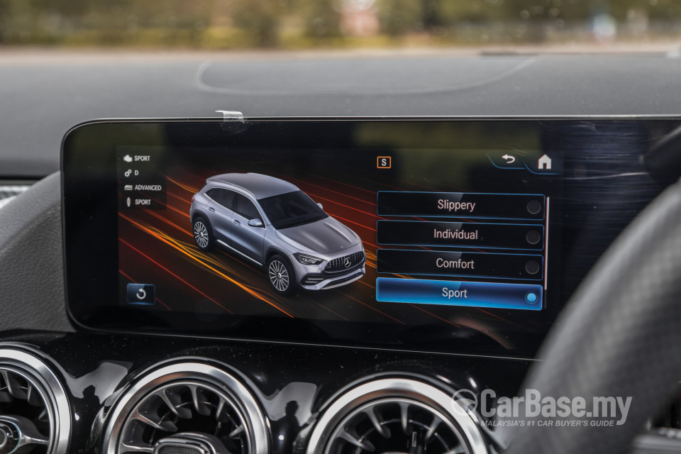 Mercedes-Benz AMG GLA H247 (2022) Interior