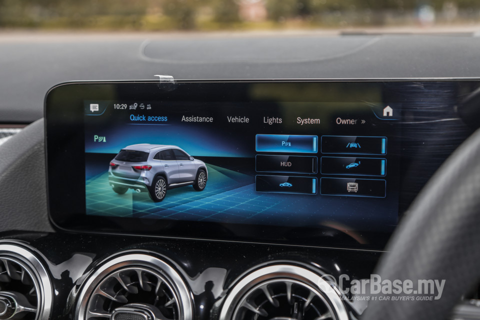 Mercedes-Benz AMG GLA H247 (2022) Interior