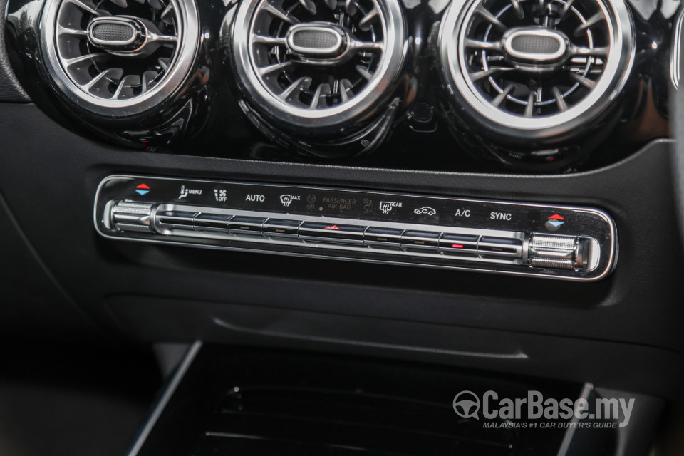 Mercedes-Benz AMG GLA H247 (2022) Interior