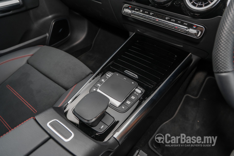 Mercedes-Benz AMG GLA H247 (2022) Interior
