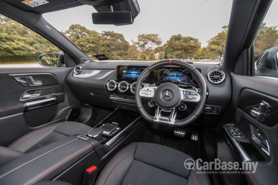 Mercedes-Benz AMG GLA H247 (2022) Interior