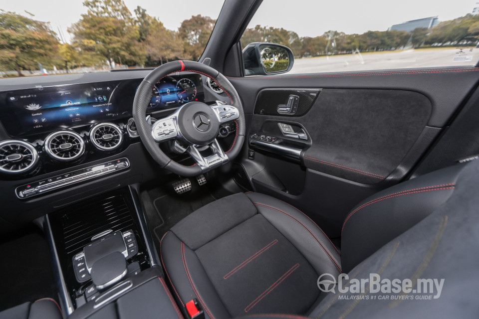 Mercedes-Benz AMG GLA H247 (2022) Interior