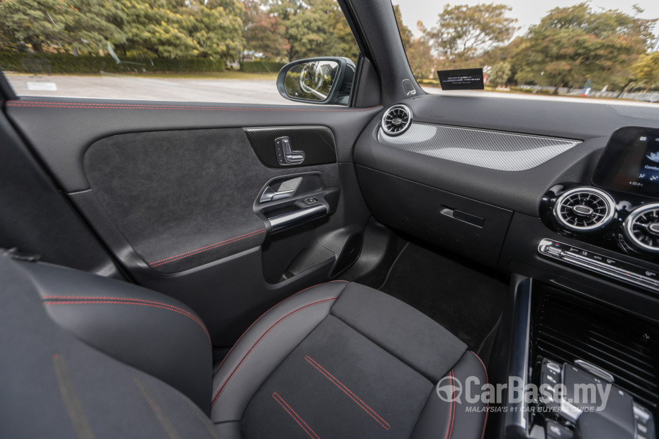 Mercedes-Benz AMG GLA H247 (2022) Interior