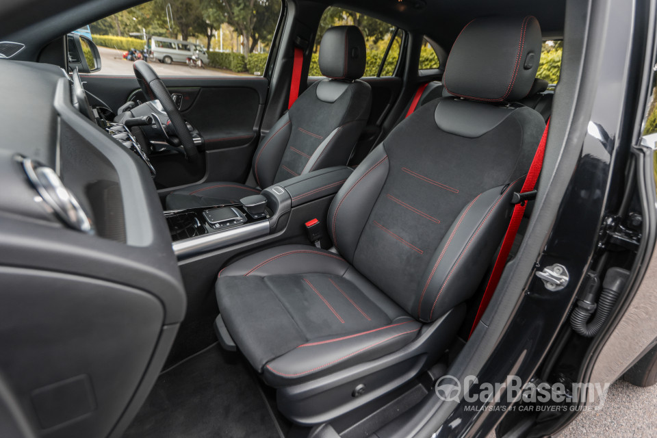 Mercedes-Benz AMG GLA H247 (2022) Interior