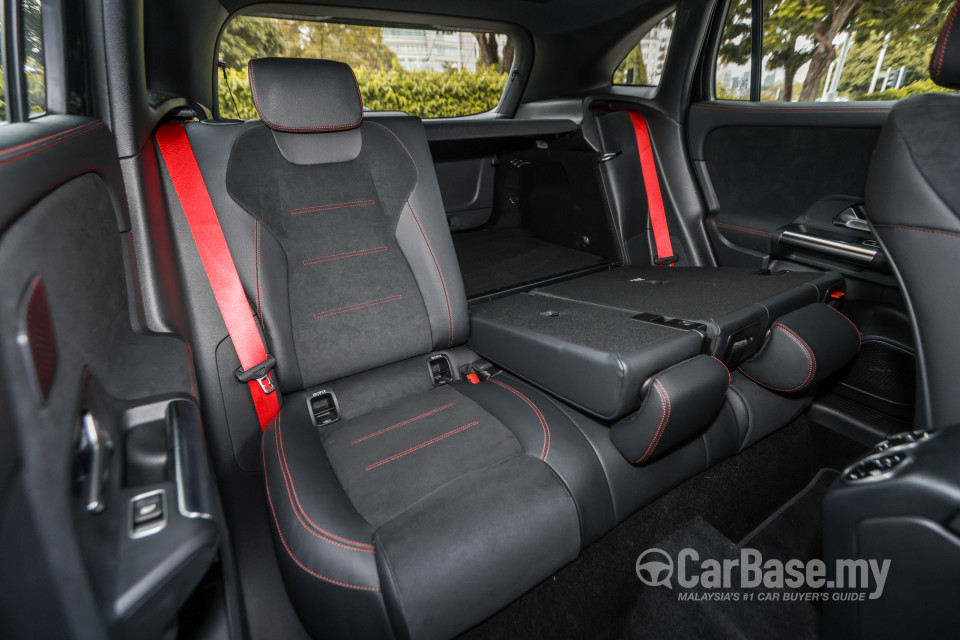 Mercedes-Benz AMG GLA H247 (2022) Interior