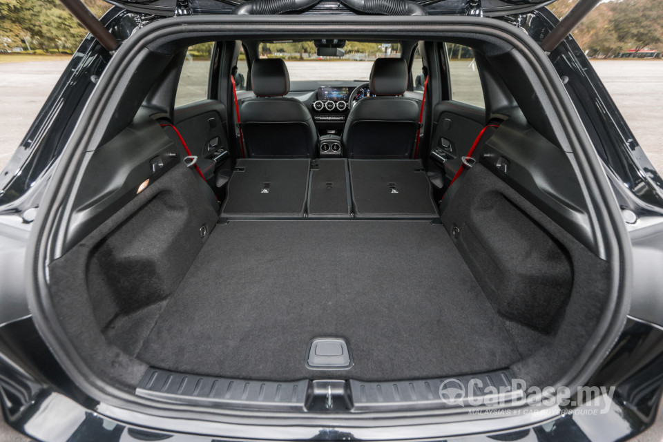 Mercedes-Benz AMG GLA H247 (2022) Interior