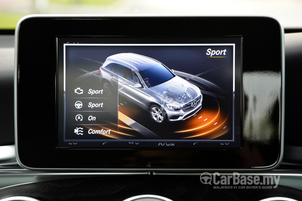 Mercedes-Benz GLC X253 (2016) Interior
