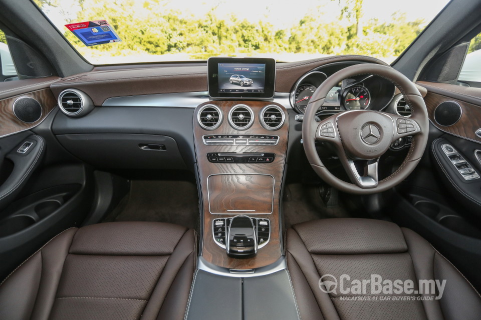 Mercedes-Benz GLC X253 (2016) Interior