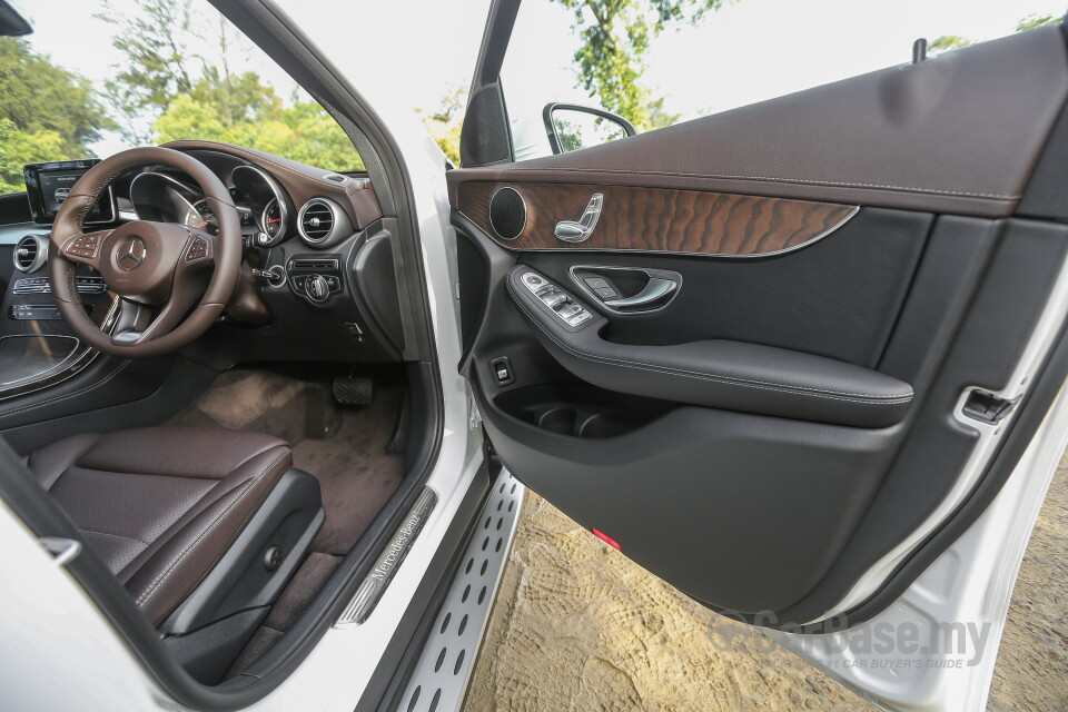 Perodua Aruz D38L (2019) Interior