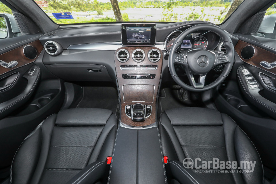Mercedes-Benz GLC X253 (2016) Interior