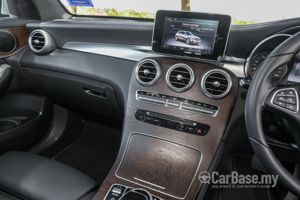 Mercedes-Benz GLC X253 (2016) Interior