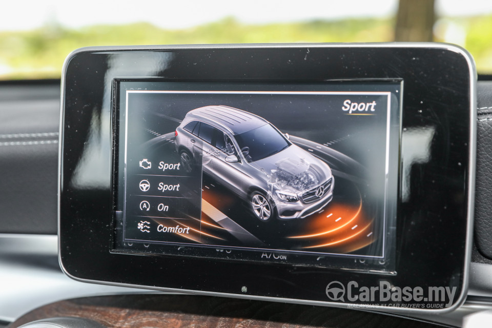 Mercedes-Benz GLC X253 (2016) Interior
