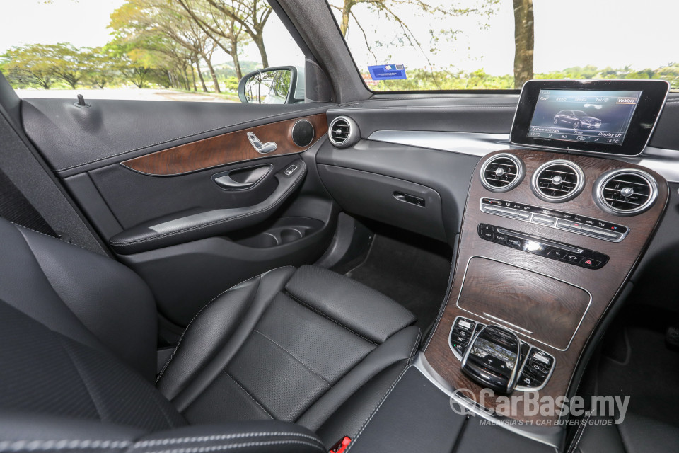 Mercedes-Benz GLC X253 (2016) Interior