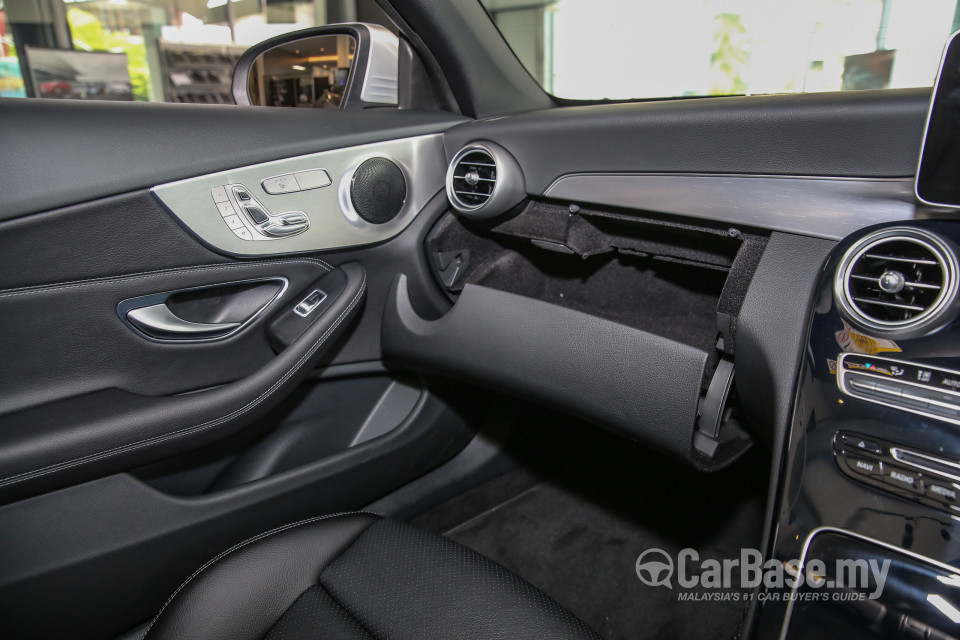 Mercedes-Benz C-Class Cabriolet A205 (2016) Interior