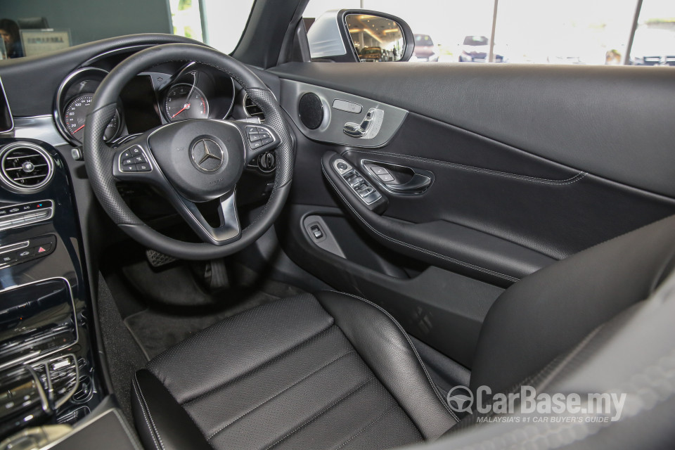 Mercedes-Benz C-Class Cabriolet A205 (2016) Interior