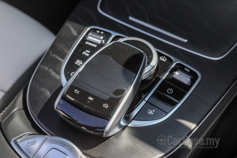 Perodua Aruz D38L (2019) Interior