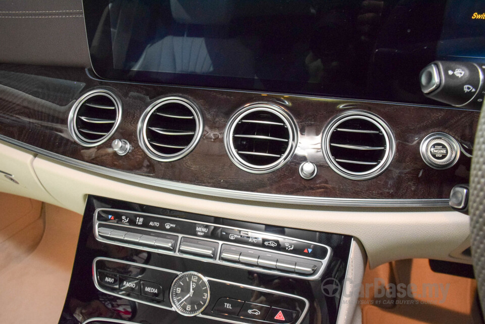 Nissan Navara D23 (2015) Interior