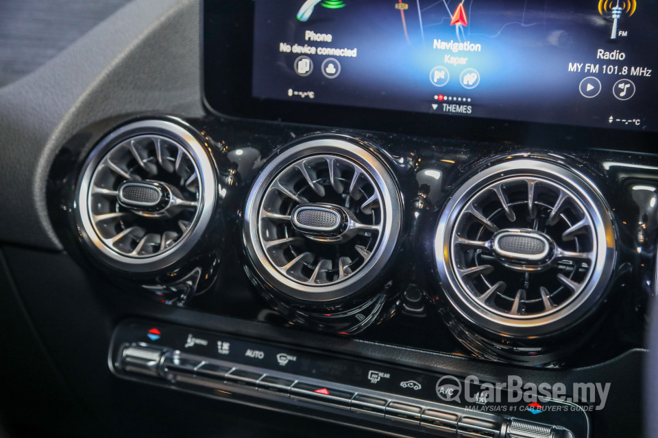 Mercedes-Benz EQA H243 (2022) Interior