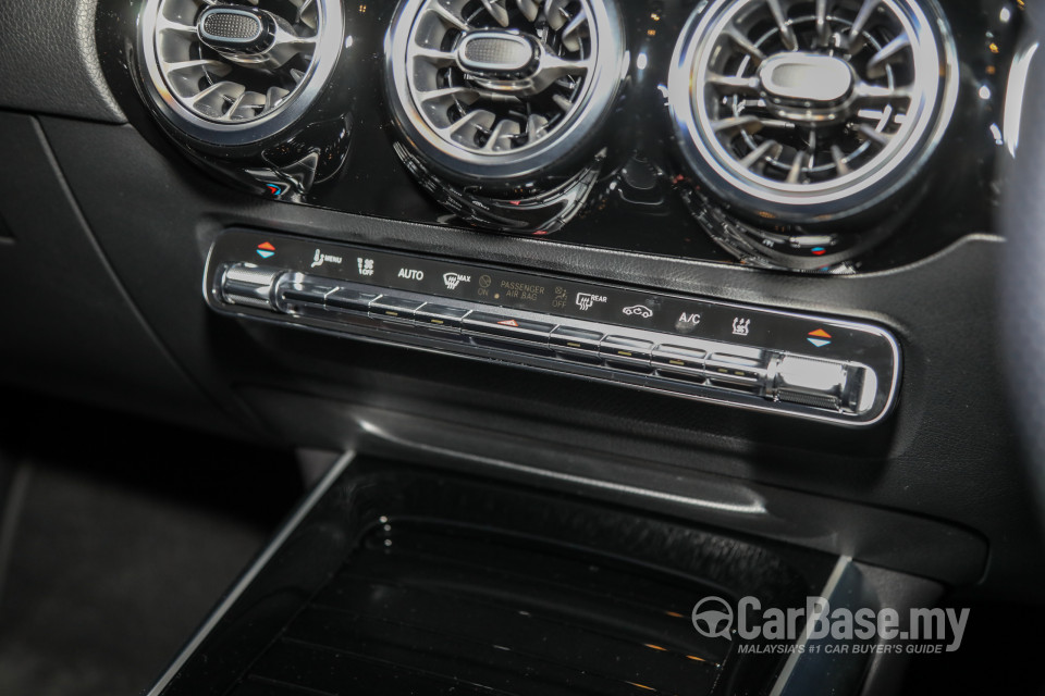 Mercedes-Benz EQA H243 (2022) Interior