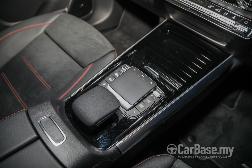 Mercedes-Benz EQA H243 (2022) Interior