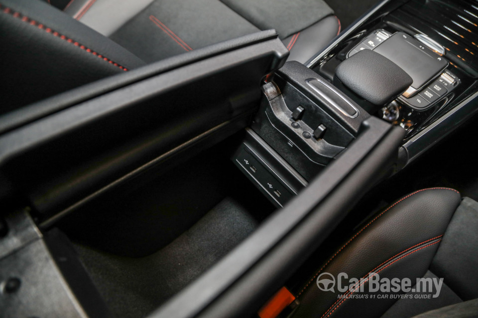 Mercedes-Benz EQA H243 (2022) Interior