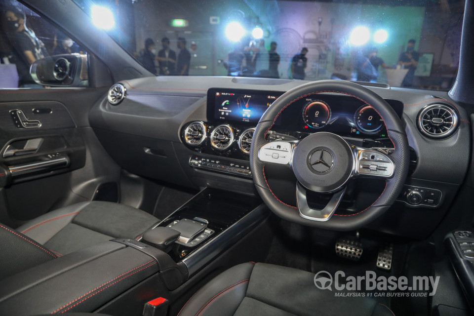 Mercedes-Benz EQA H243 (2022) Interior