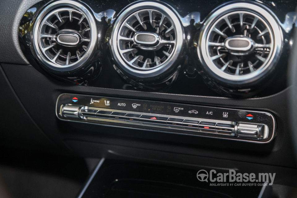 Mercedes-Benz EQA H243 (2022) Interior
