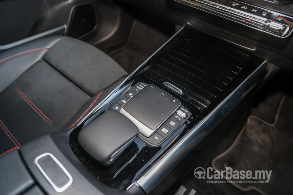 Mercedes-Benz EQA H243 (2022) Interior