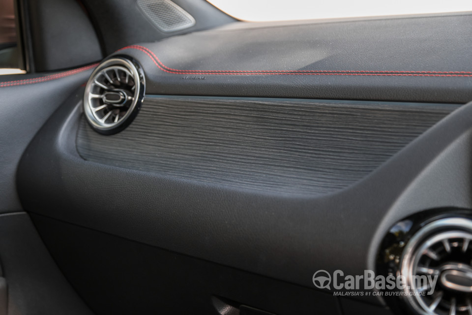 Mercedes-Benz EQA H243 (2022) Interior