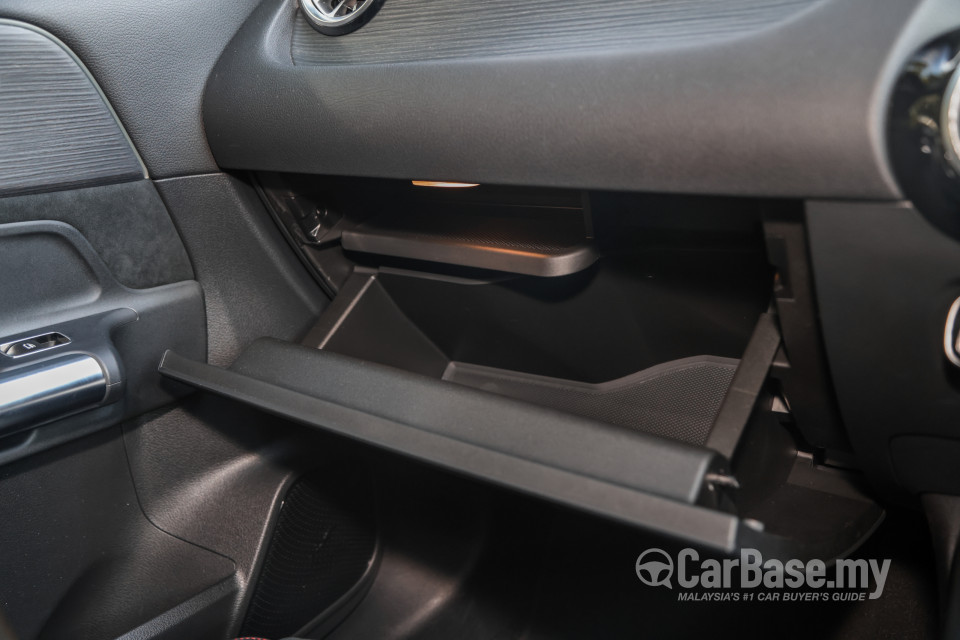Mercedes-Benz EQA H243 (2022) Interior