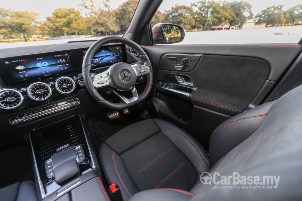 Mercedes-Benz EQA H243 (2022) Interior