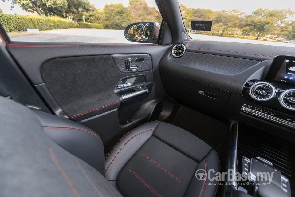 Mercedes-Benz EQA H243 (2022) Interior