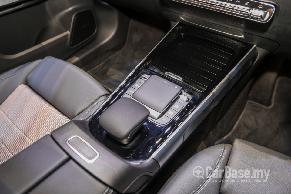 Mercedes-Benz EQB X243 (2022) Interior
