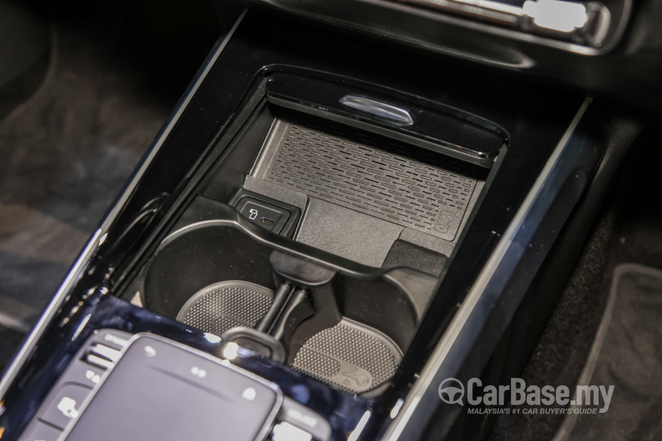 Mercedes-Benz EQB X243 (2022) Interior