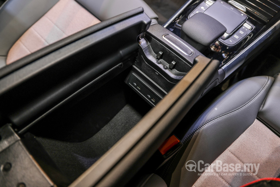 Mercedes-Benz EQB X243 (2022) Interior