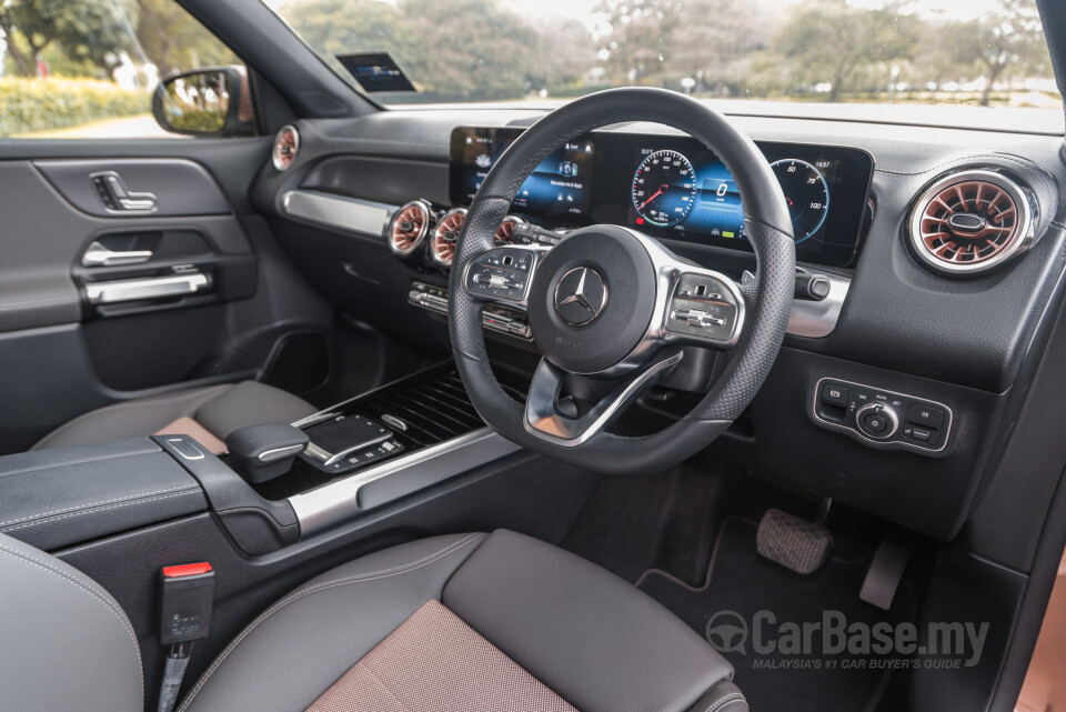 Mercedes-Benz EQB X243 (2022) Interior