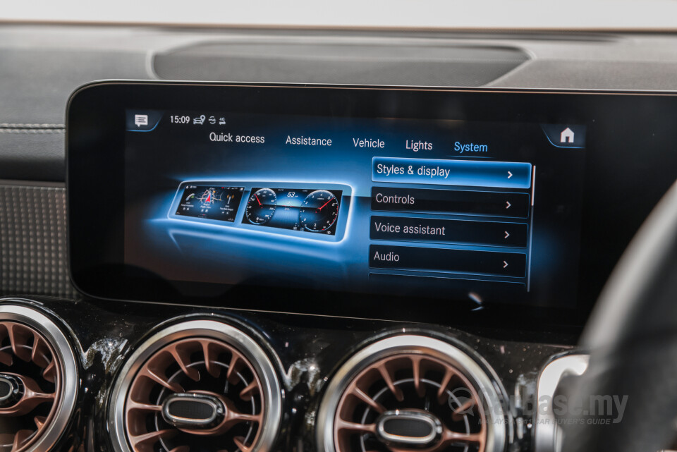 Mercedes-Benz EQB X243 (2022) Interior