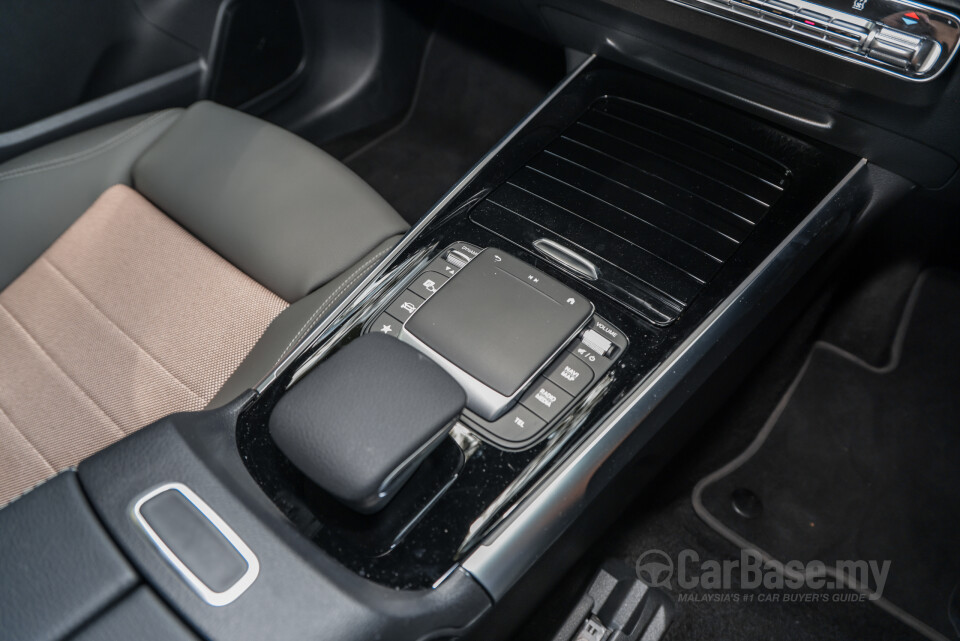 Mercedes-Benz EQB X243 (2022) Interior