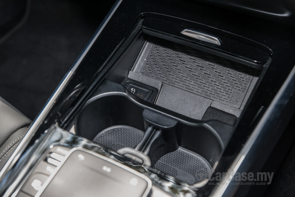 Mercedes-Benz EQB X243 (2022) Interior