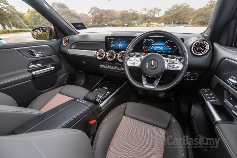 Mercedes-Benz EQB X243 (2022) Interior