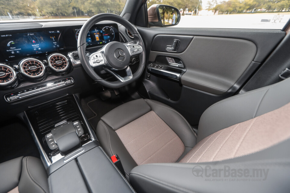 Mercedes-Benz EQB X243 (2022) Interior