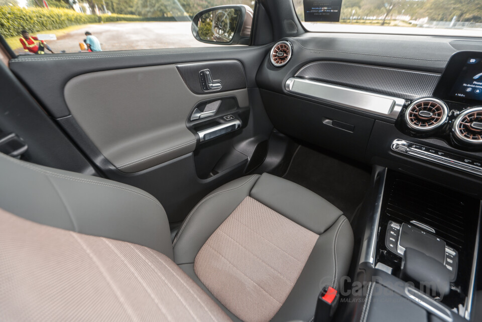 Mercedes-Benz EQB X243 (2022) Interior