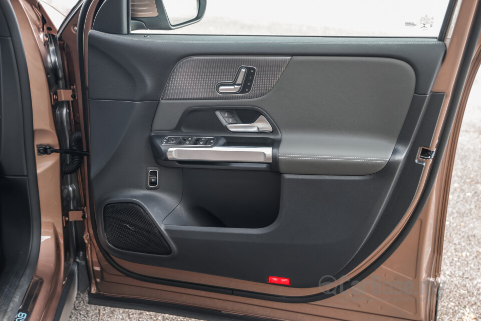 Mercedes-Benz EQB X243 (2022) Interior