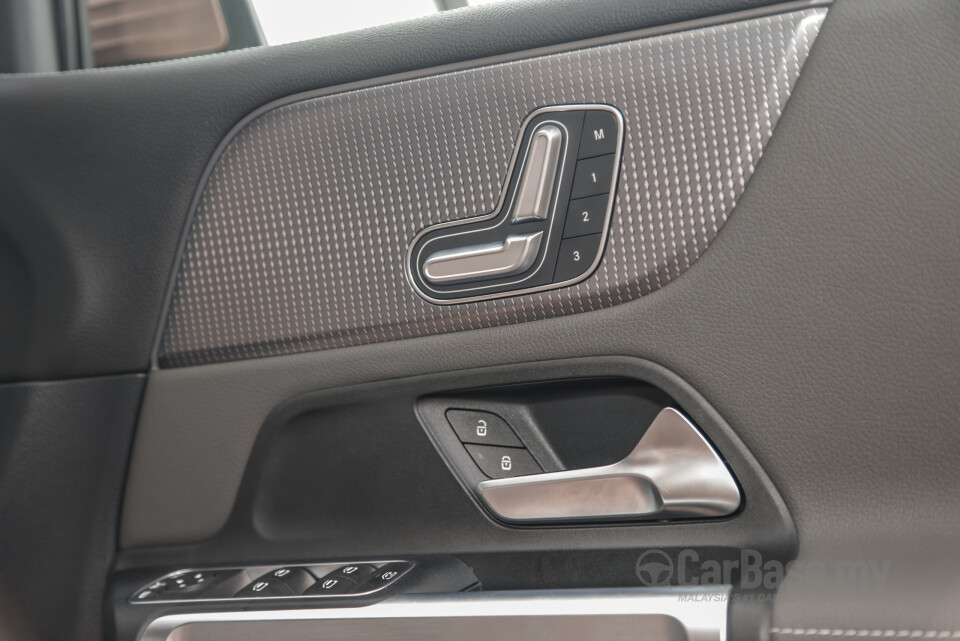 Mercedes-Benz EQB X243 (2022) Interior