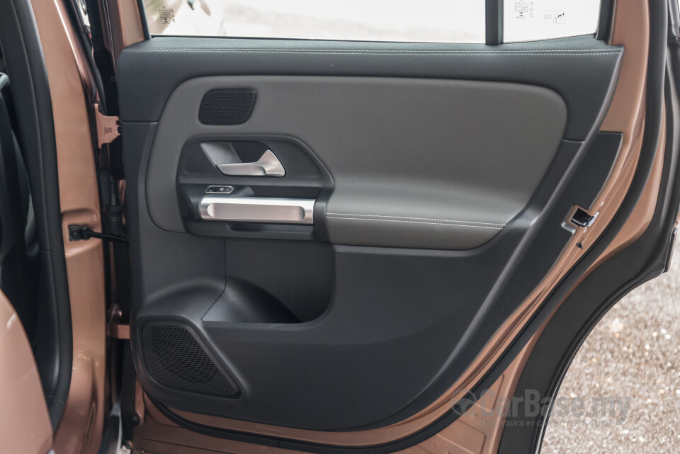 Mercedes-Benz EQB X243 (2022) Interior