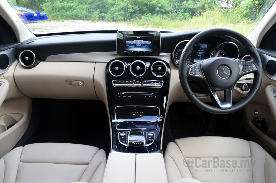 Perodua Aruz D38L (2019) Interior